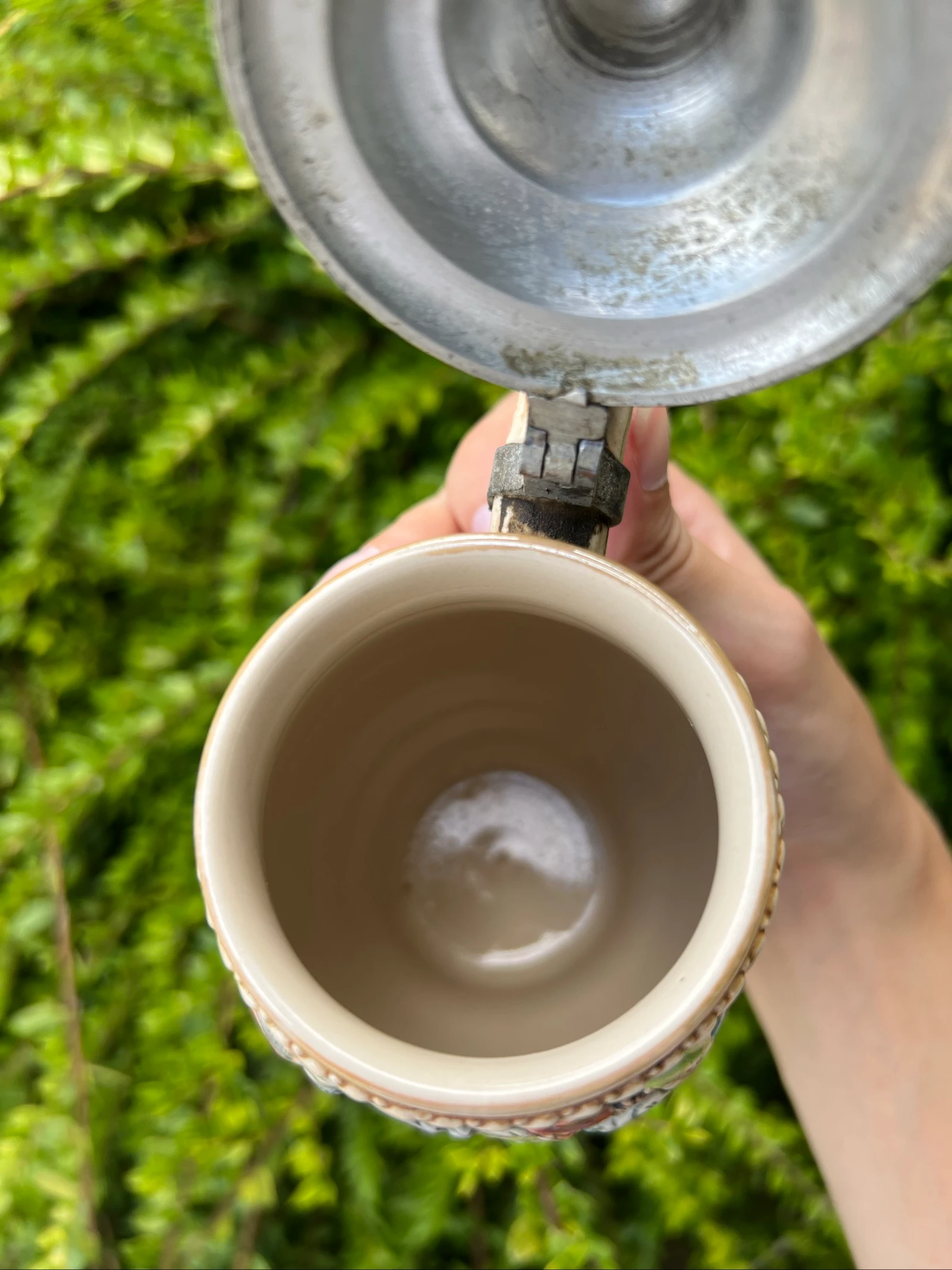 🍺 Vintage bierpul van keramiek met tinnen deksel met reliëfdecoratie 17 cm – photo 12